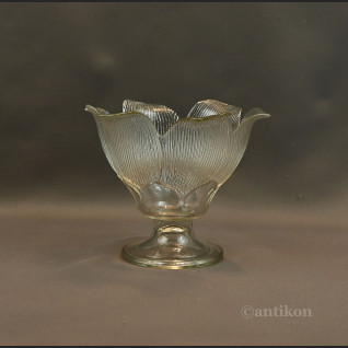 Szklana cukiernica na nóżce 