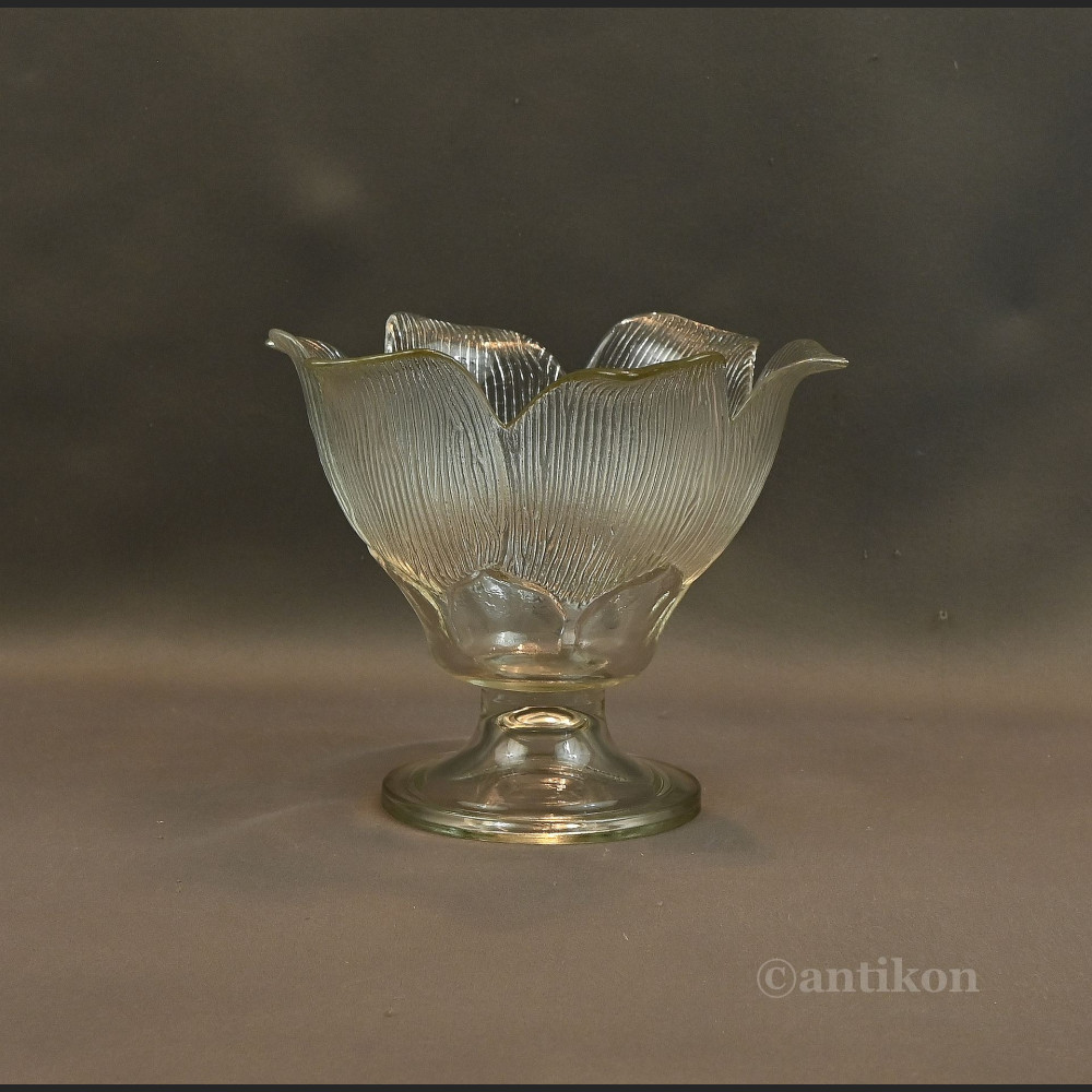 Szklana cukiernica na nóżce 