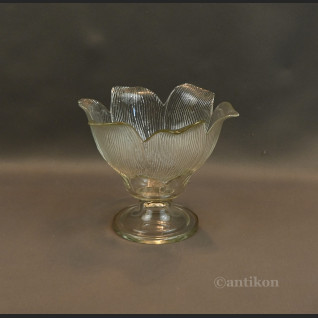 Szklana cukiernica na nóżce 