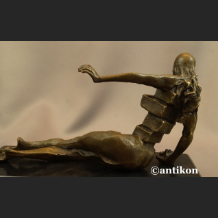 Salvador Dali rzeźba Szafa antropomorficzna 