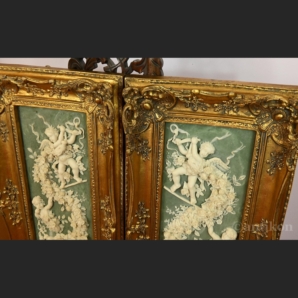 Reliefy z aniołkami w złotej ramie 