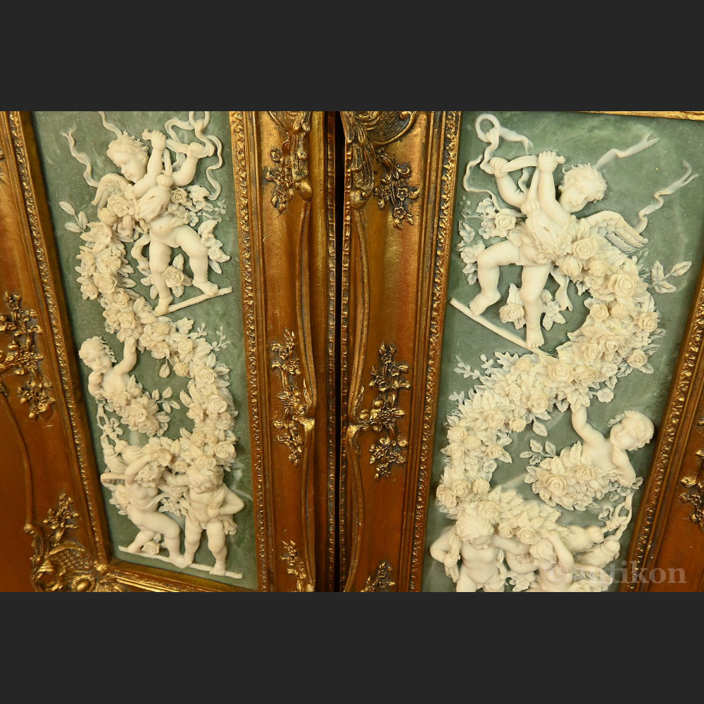 Reliefy z aniołkami w złotej ramie 