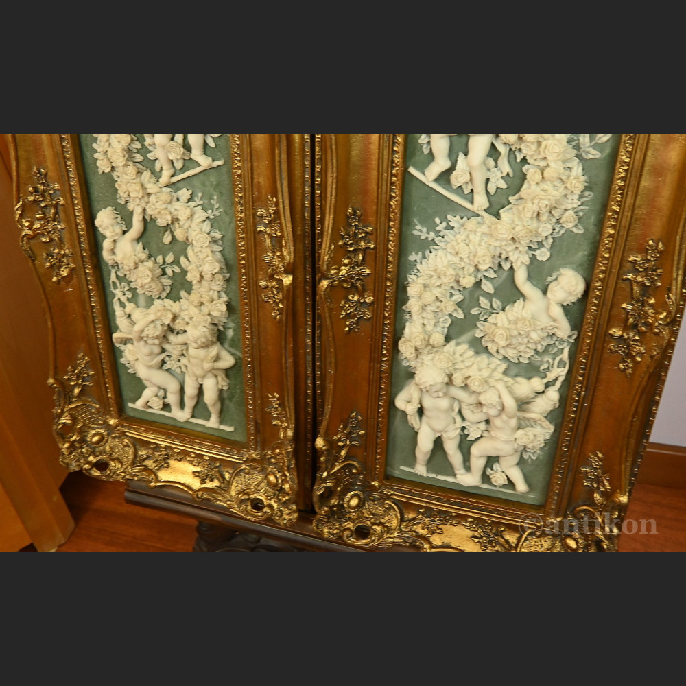 Reliefy z aniołkami w złotej ramie 