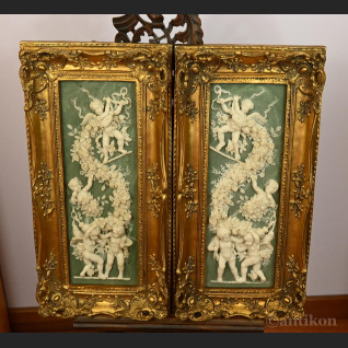 Reliefy z aniołkami w złotej ramie 