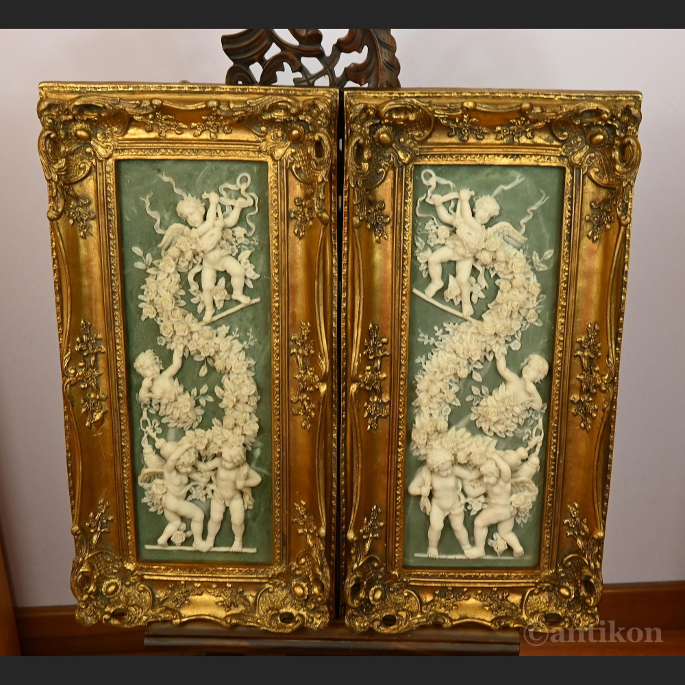 Reliefy z aniołkami w złotej ramie 