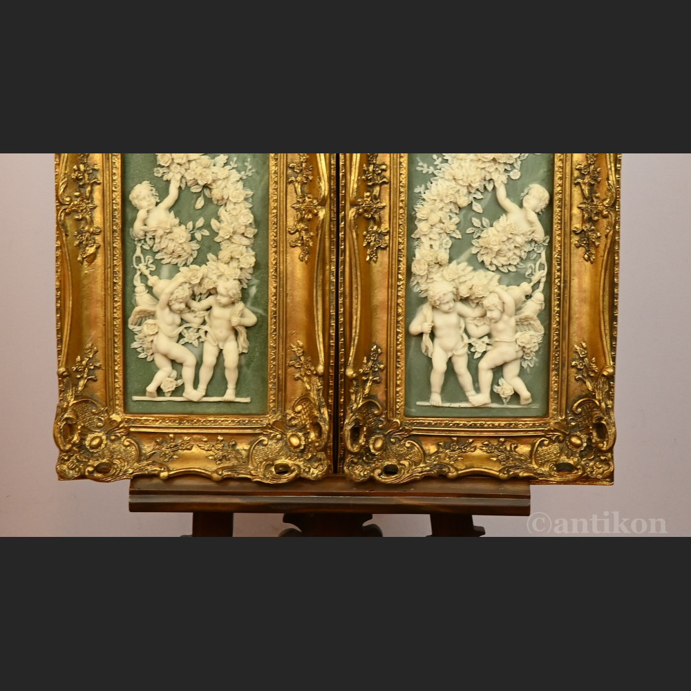 Reliefy z aniołkami w złotej ramie 