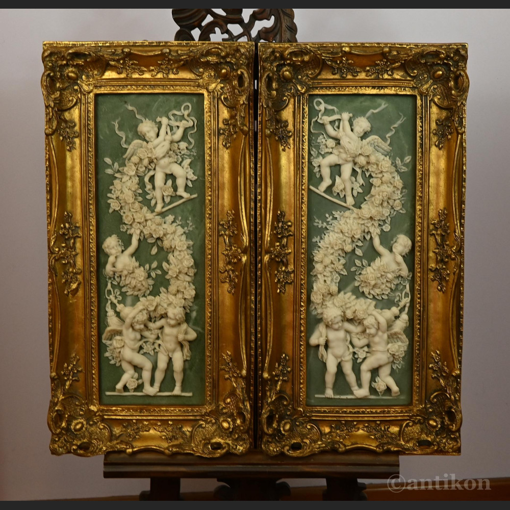 Reliefy z aniołkami w złotej ramie 