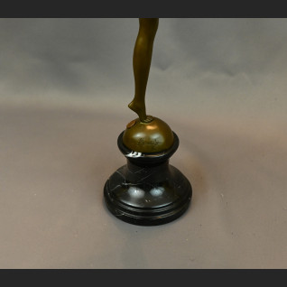 Rzeźba Tancerka w złotym pióropuszu art deco 