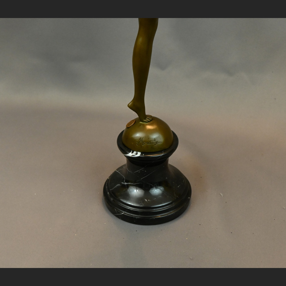 Rzeźba Tancerka w złotym pióropuszu art deco 