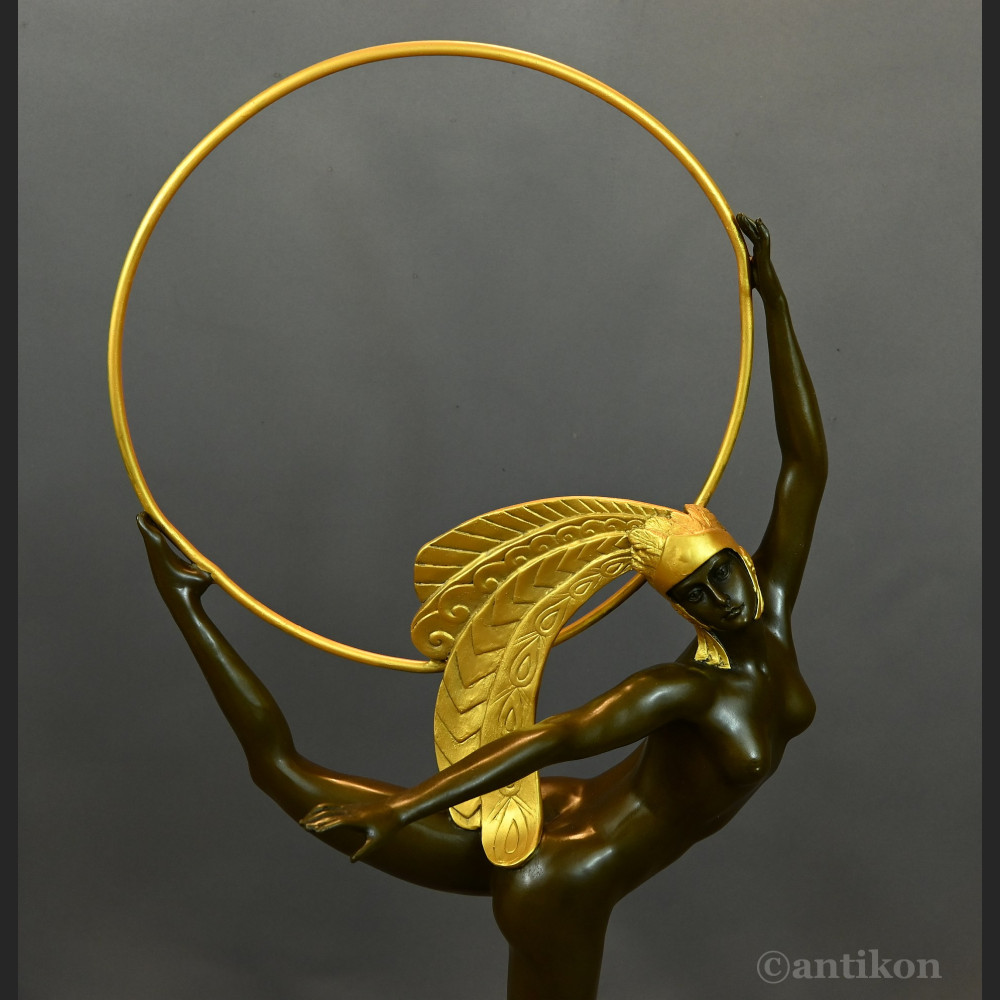 Rzeźba Tancerka w złotym pióropuszu art deco 