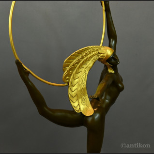 Rzeźba Tancerka w złotym pióropuszu art deco