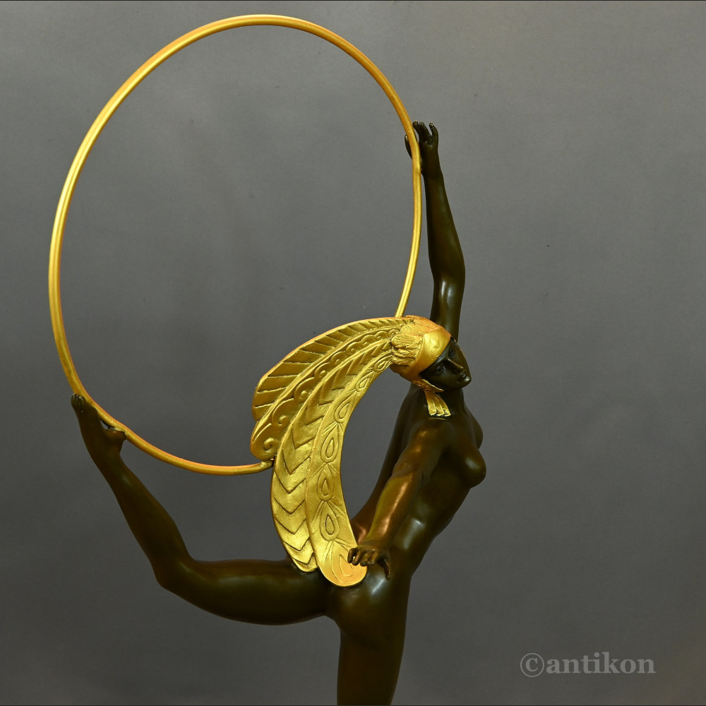 Rzeźba Tancerka w złotym pióropuszu art deco 