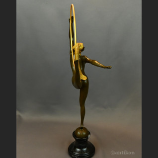 Rzeźba Tancerka w złotym pióropuszu art deco 