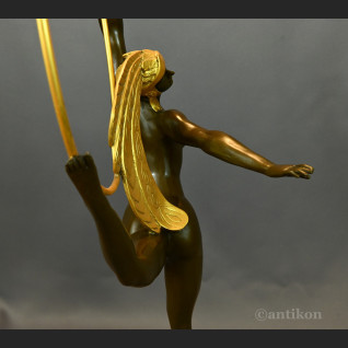 Rzeźba Tancerka w złotym pióropuszu art deco 