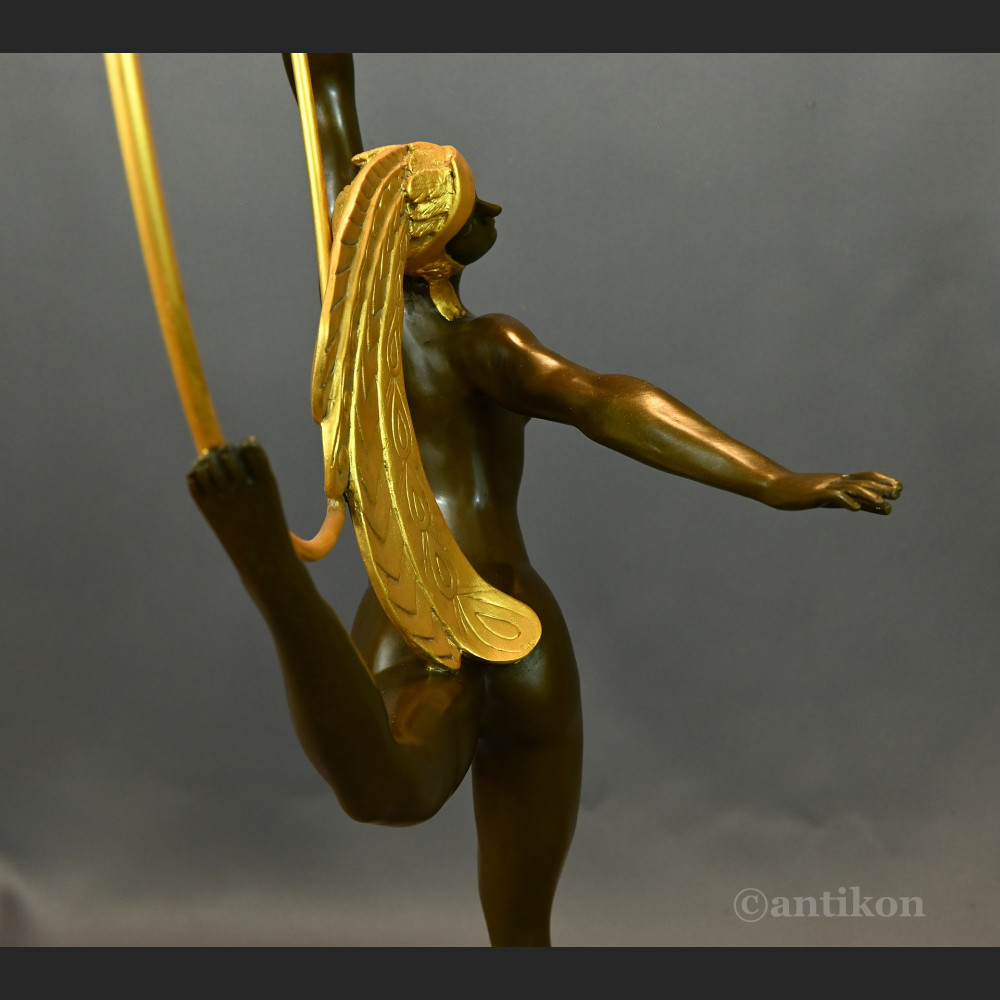 Rzeźba Tancerka w złotym pióropuszu art deco 