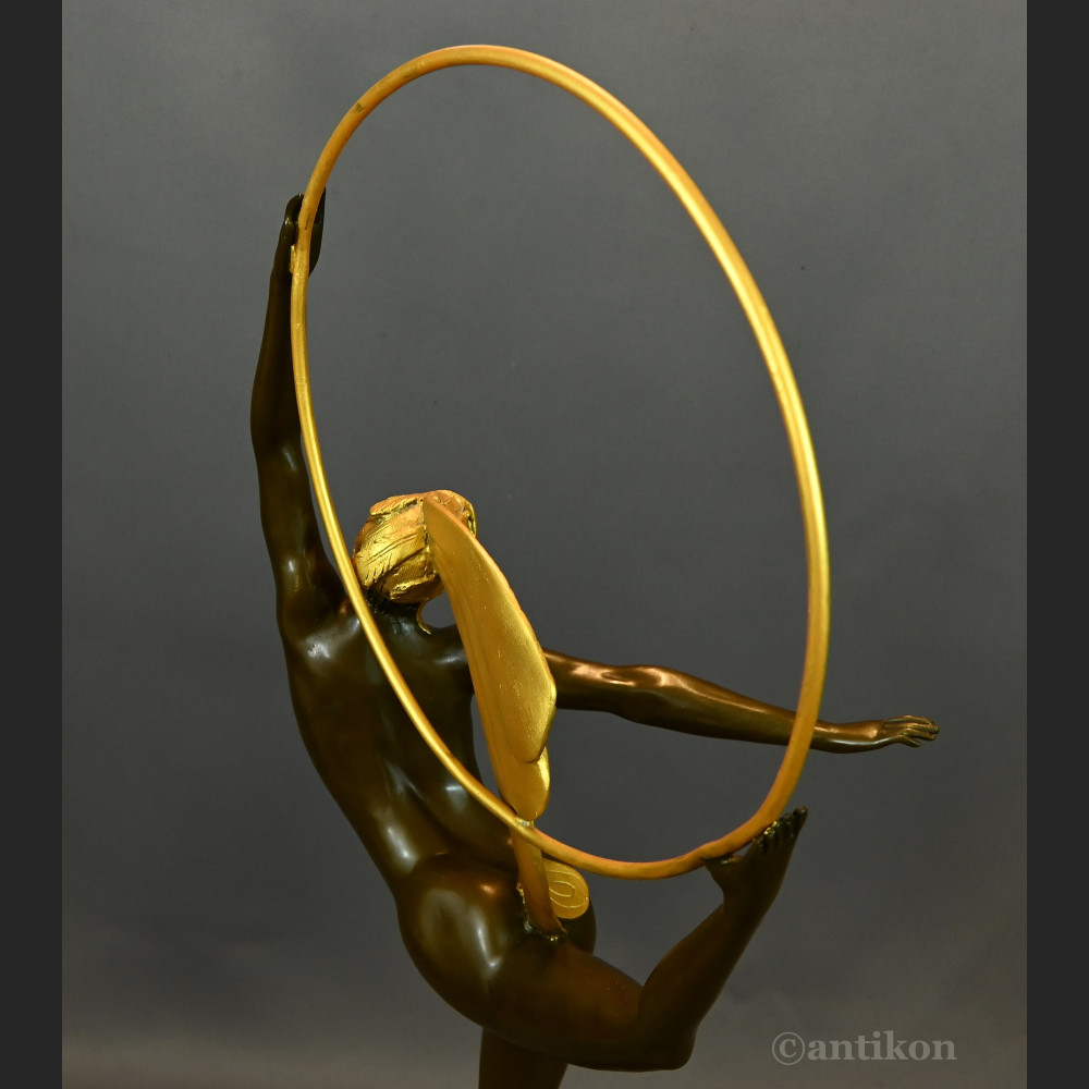 Rzeźba Tancerka w złotym pióropuszu art deco 