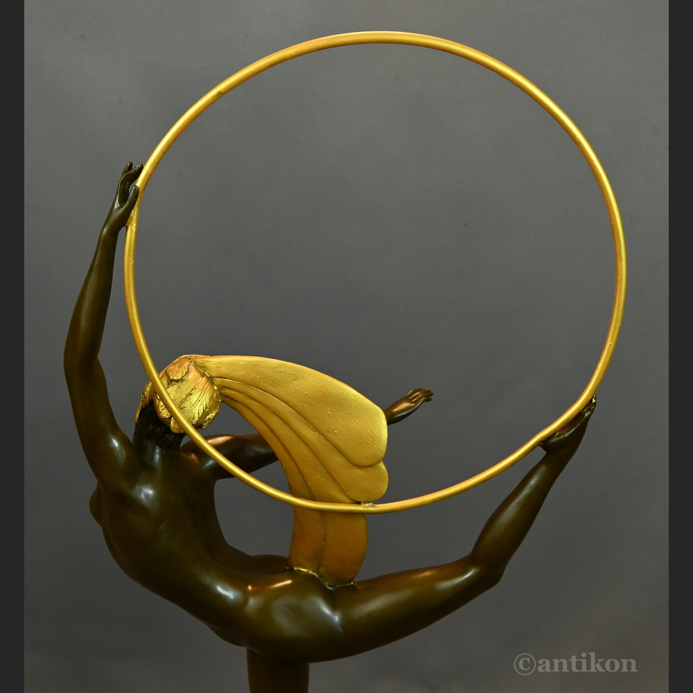 Rzeźba Tancerka w złotym pióropuszu art deco 