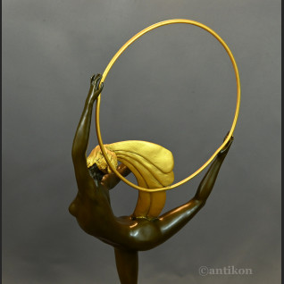 Rzeźba Tancerka w złotym pióropuszu art deco 