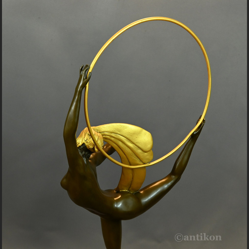 Rzeźba Tancerka w złotym pióropuszu art deco 