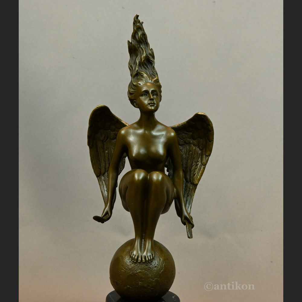 Kobieta anioł kucająca na kuli rzeźba z brązu 