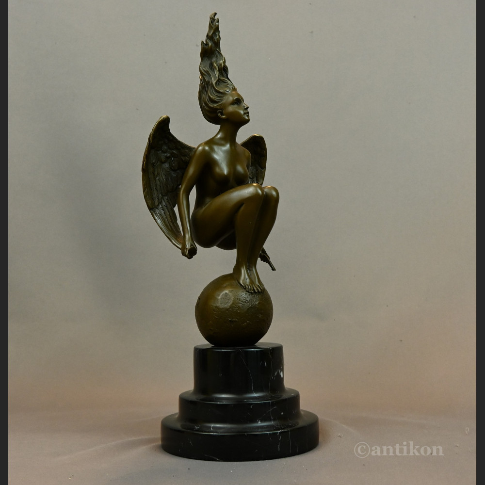 Kobieta anioł kucająca na kuli rzeźba z brązu 