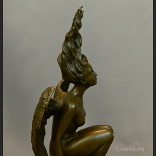 Kobieta anioł kucająca na kuli rzeźba z brązu 