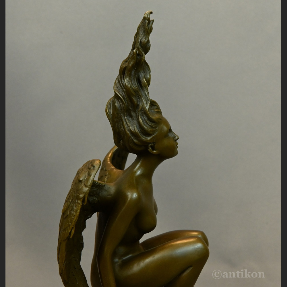 Kobieta anioł kucająca na kuli rzeźba z brązu 