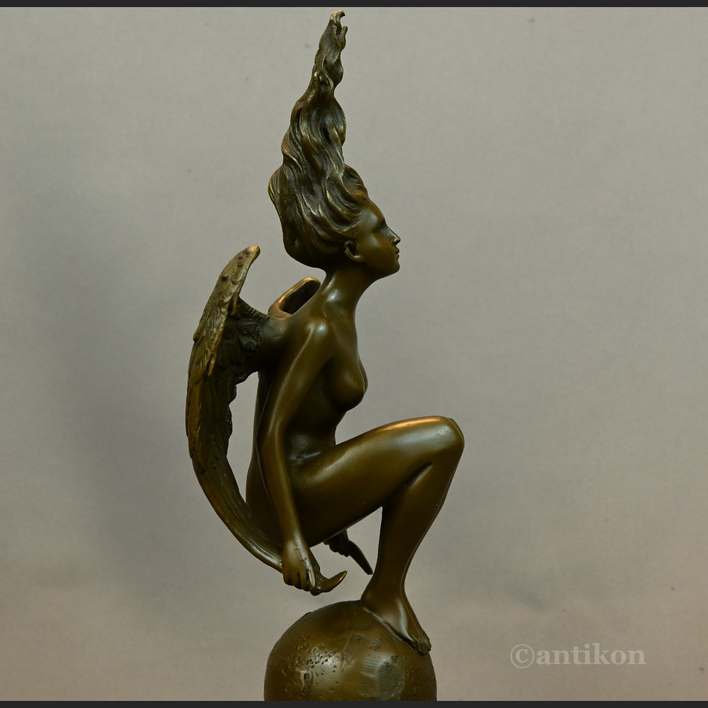 Kobieta anioł kucająca na kuli rzeźba z brązu 