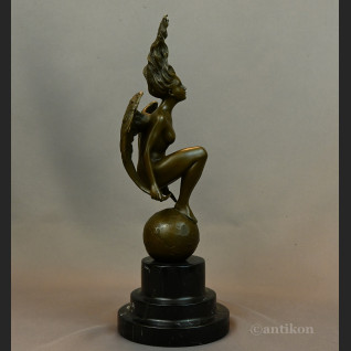 Kobieta anioł kucająca na kuli rzeźba z brązu 