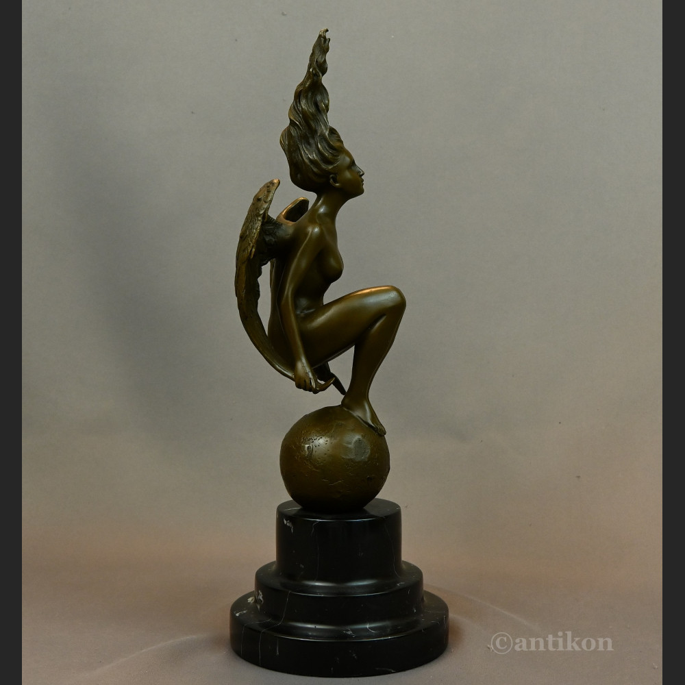 Kobieta anioł kucająca na kuli rzeźba z brązu 