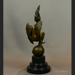 Kobieta anioł kucająca na kuli rzeźba z brązu 