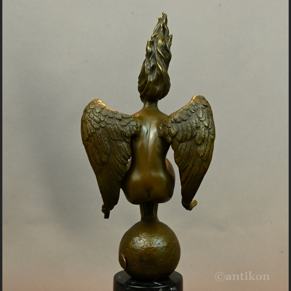 Kobieta anioł kucająca na kuli rzeźba z brązu 