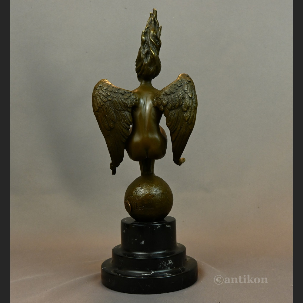 Kobieta anioł kucająca na kuli rzeźba z brązu 