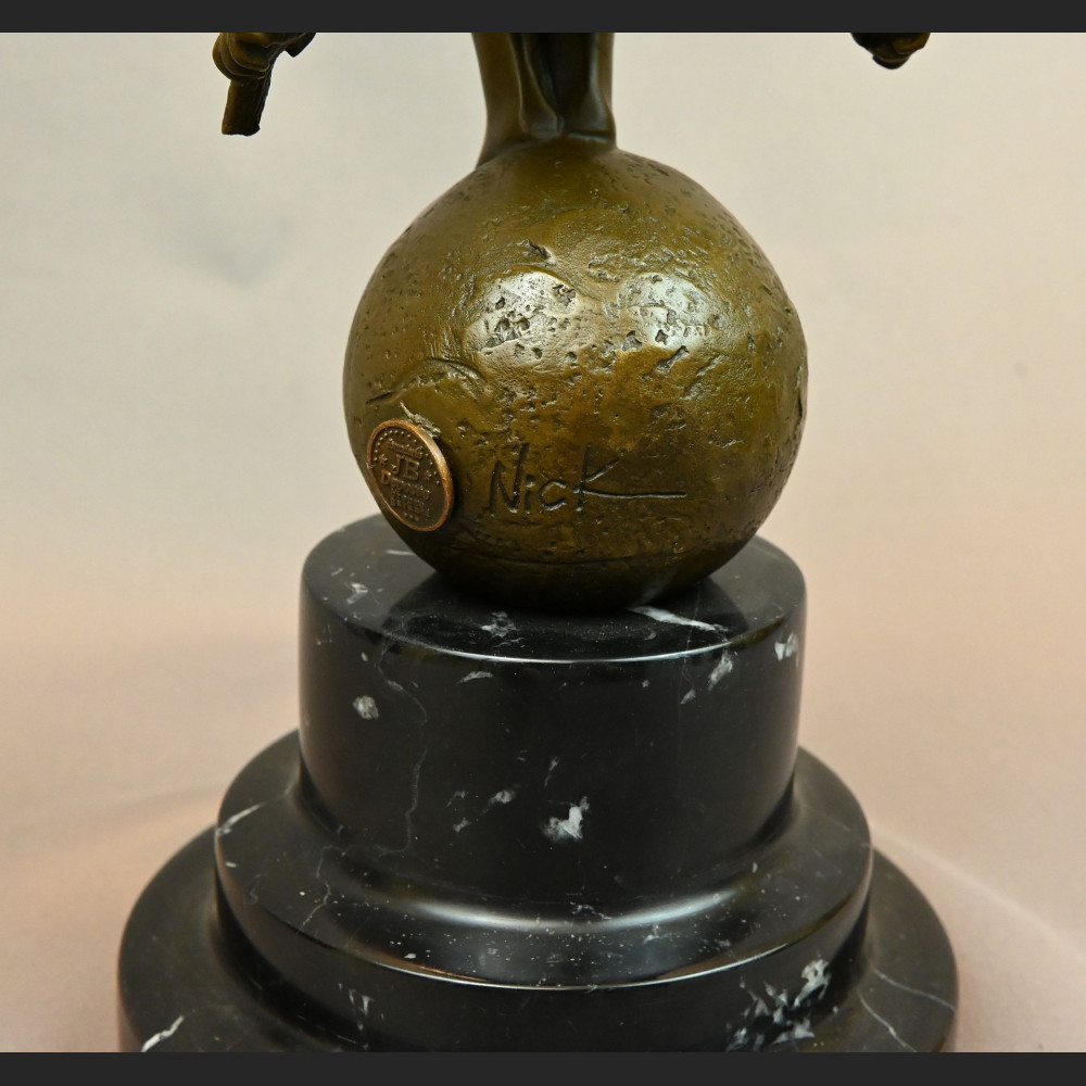 Kobieta anioł kucająca na kuli rzeźba z brązu 