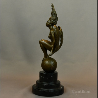 Kobieta anioł kucająca na kuli rzeźba z brązu 