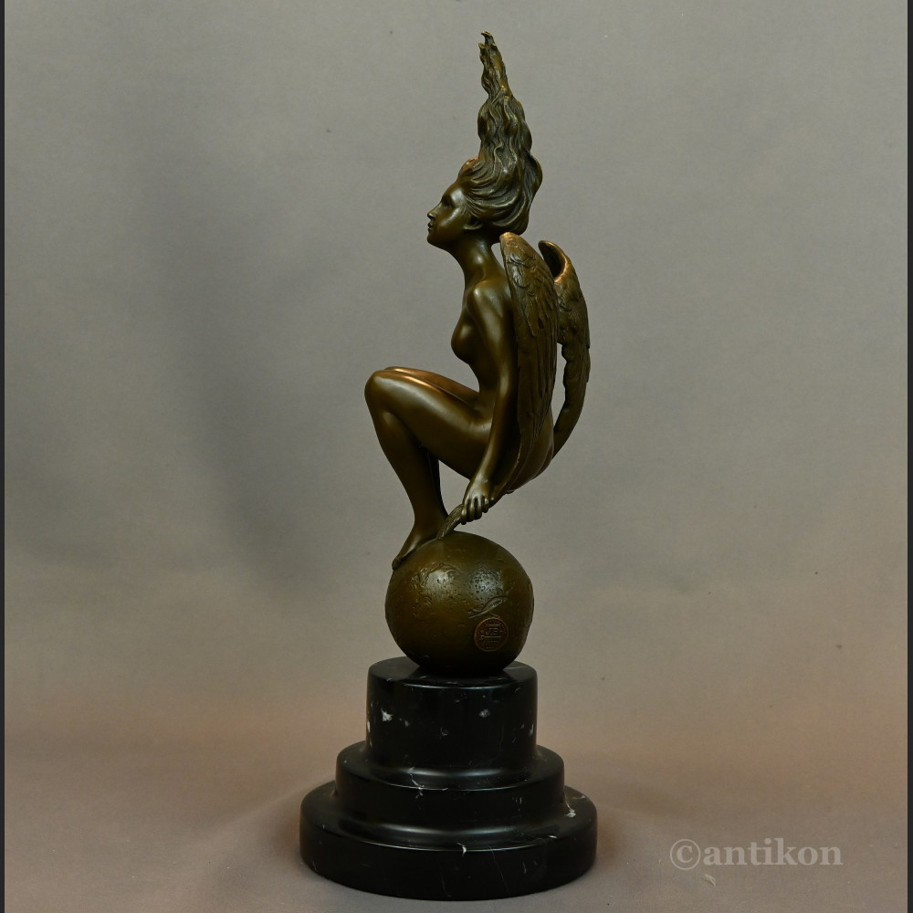 Kobieta anioł kucająca na kuli rzeźba z brązu 