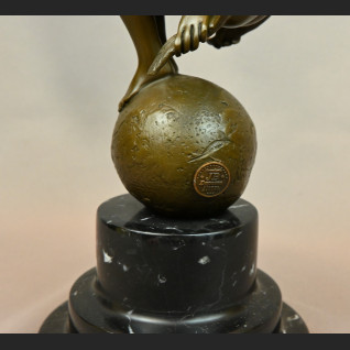 Kobieta anioł kucająca na kuli rzeźba z brązu 