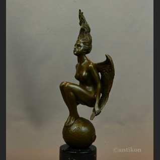 Kobieta anioł kucająca na kuli rzeźba z brązu 