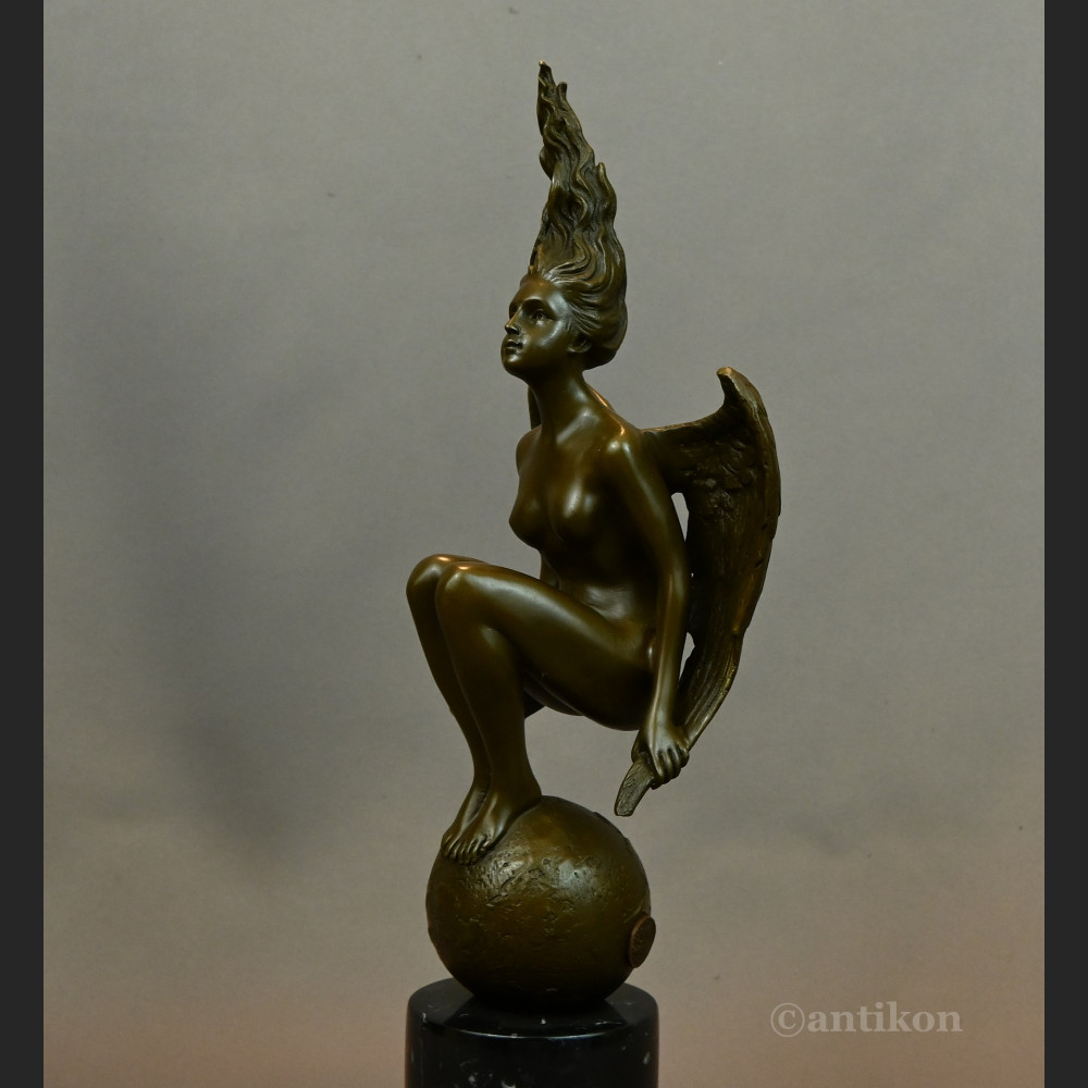 Kobieta anioł kucająca na kuli rzeźba z brązu 