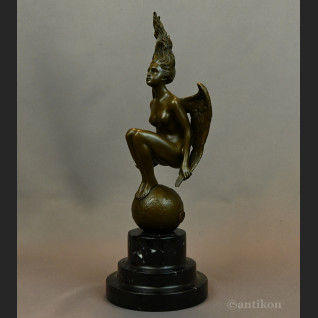 Kobieta anioł kucająca na kuli rzeźba z brązu 