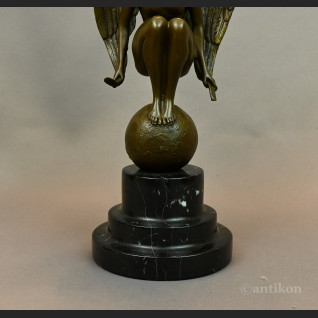 Kobieta anioł kucająca na kuli rzeźba z brązu 