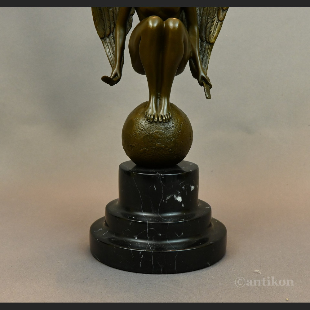 Kobieta anioł kucająca na kuli rzeźba z brązu 