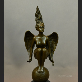 Kobieta anioł kucająca na kuli rzeźba z brązu 