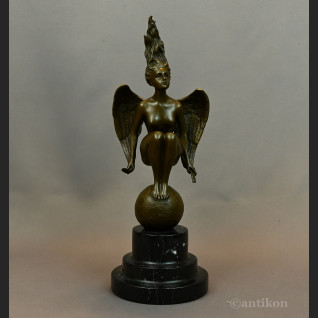 Kobieta anioł kucająca na kuli rzeźba z brązu 