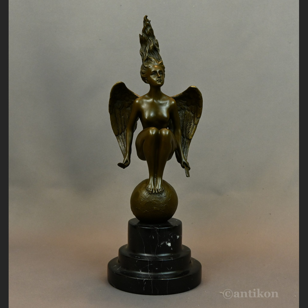 Kobieta anioł kucająca na kuli rzeźba z brązu 