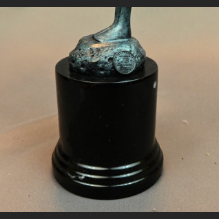 Dziewczyna z gołębiem nowoczesna rzeźba 