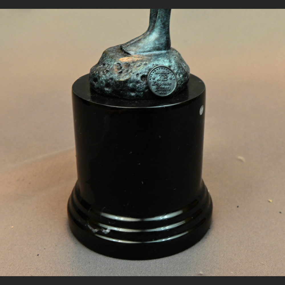 Dziewczyna z gołębiem nowoczesna rzeźba 