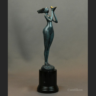 Dziewczyna z gołębiem nowoczesna rzeźba 