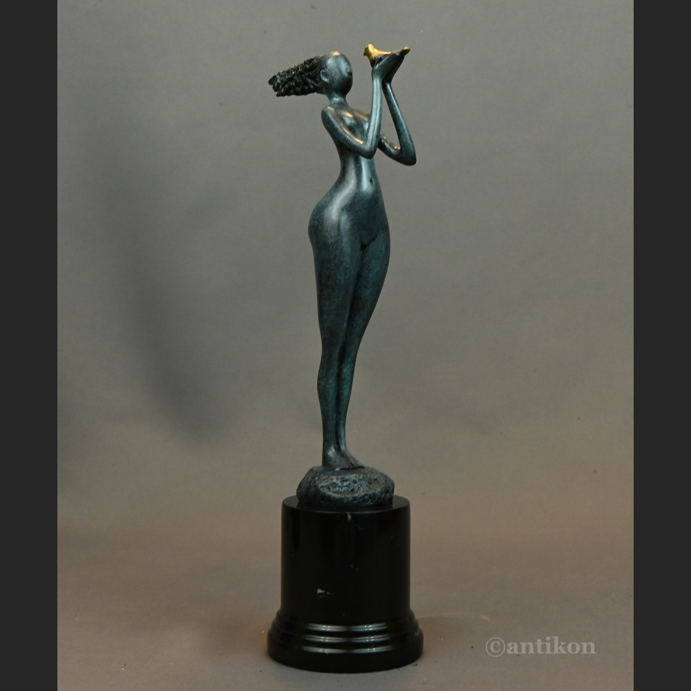 Dziewczyna z gołębiem nowoczesna rzeźba 