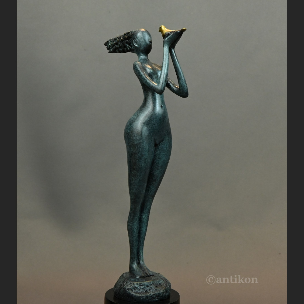 Dziewczyna z gołębiem nowoczesna rzeźba 